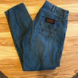 Men’s Wrangler retro slim straight jeans. Size 32x32.